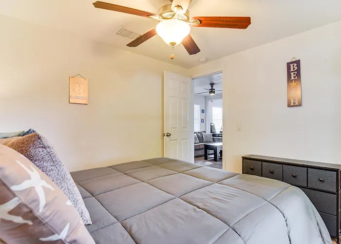 Walk To Art District + Beach: Pet-Friendly Getaway