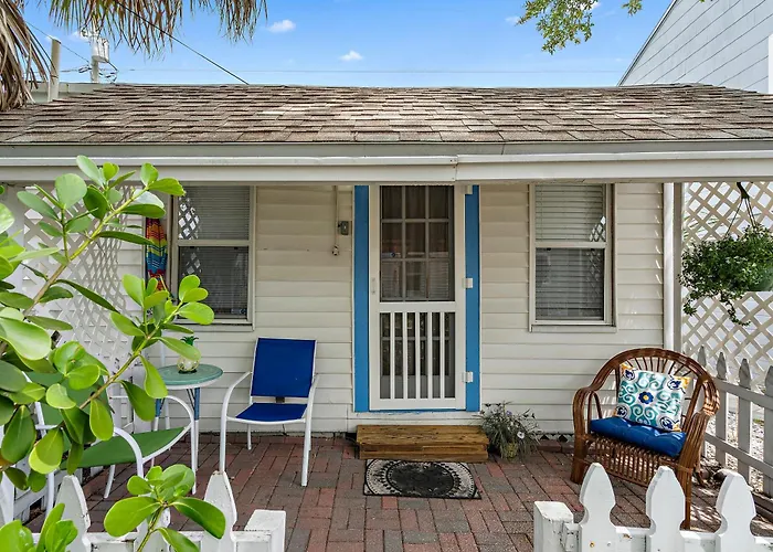 Little Pineapple Cottage