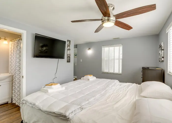 Bright Pinellas Park Getaway W/ Private Pool!