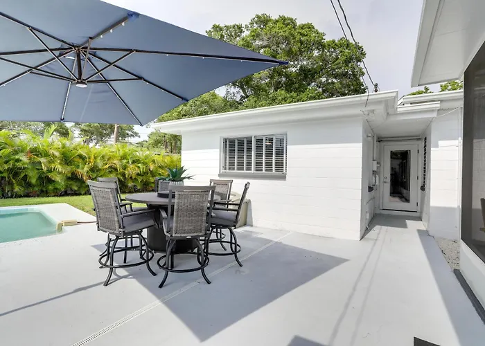 Bright Pinellas Park Getaway W/ Private Pool!
